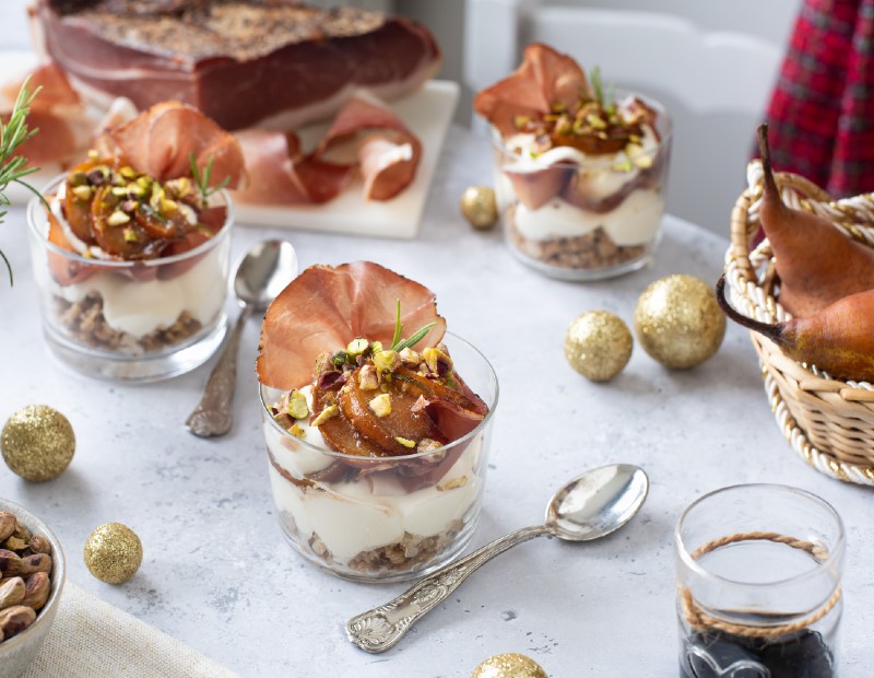 Robiola Cheesecakes mit Birnen Südtiroler Speck g g A und Pistazien