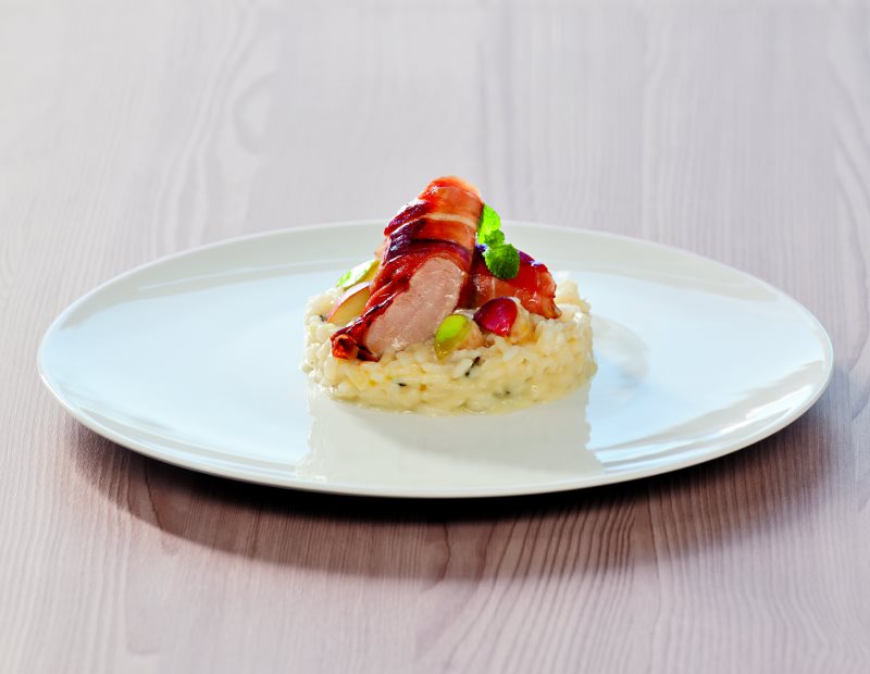 Involtino di pollo e Speck Alto Adige IGP su risotto alla ...